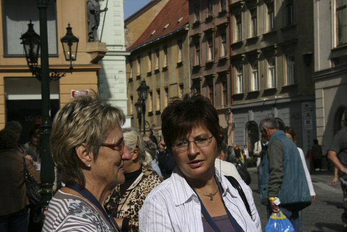 Pragreise (26 von 102).jpg - Fachgespräche. Über Kirchen? Über Geschichte? Könnte auch ganz was anderes gewesen sein...